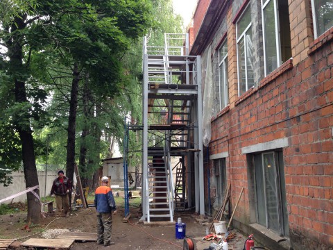 Пожарная лестница к  корпусу № 10 завода в Московской области